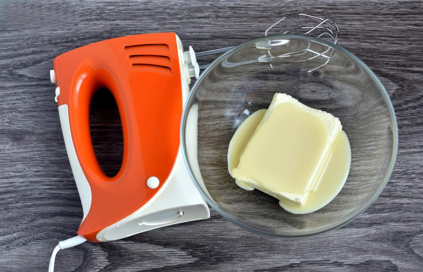 1. Этап. Торт «Экзотик»: Для крема размягченное масло взбейте со сгущенным молоком до пышности.