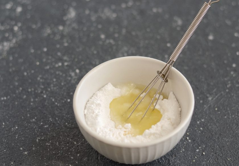 1. Этап. Безглютеновый пирог: Сахарную пудру разведите с 1 ст.л. лимонного сока.