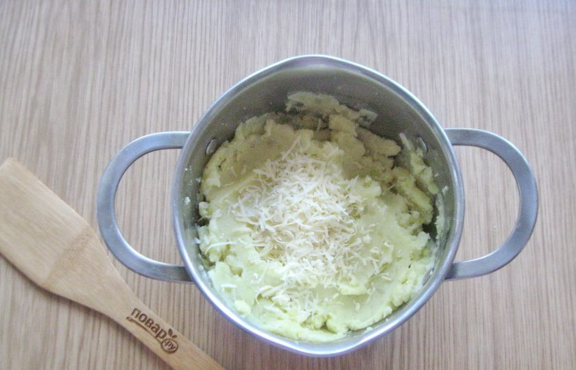 1. Этап. Гнезда с грибами в духовке: Натрите твердый сыр и выложите в картофельное пюре, перемешайте.
