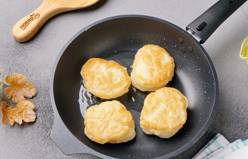 1. Этап. Оладьи Как в школе: Не перемешивая тесто, жарьте оладьи в хорошо разогретой сковороде с двух сторон до золотистого цвета. А чтобы тесто не прилипало к ложке, я каждый раз смачивала её в холодной воде.