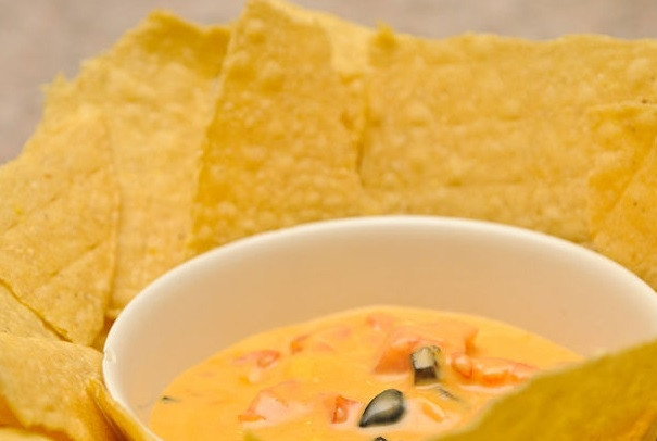 1. Этап. Острый сырный соус: 5. Добавьте, если хотите, нарезанные маслины. Потушьте соус в течение 15-20 минут на медленном огне. Перелейте в миску и подавайте. Приятного аппетита!