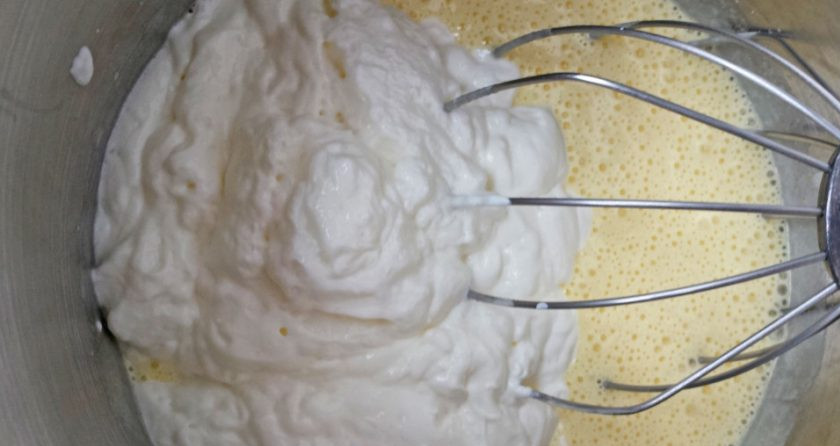 1. Этап. Бисквитный торт Графские развалины: 6. Убавляю скорость до средней и всыпаю сметану с содой, перемешиваю 1-2 минуты.