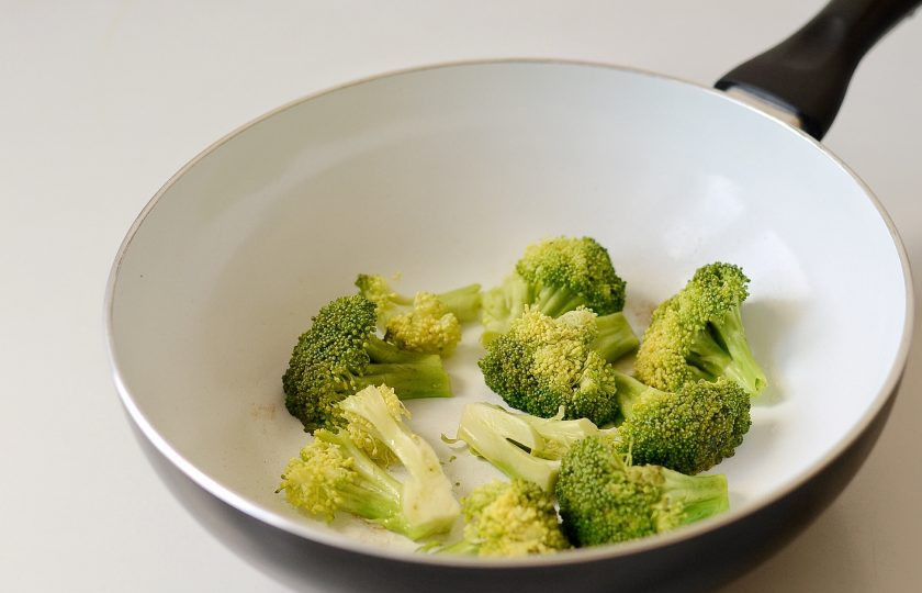 1. Этап. Азиатский суп с тыквой и брокколи: Брокколи разберите на соцветия, крупные разрежьте пополам. Обжарьте брокколи на сковороде по 2-3 минуты с каждой стороны.