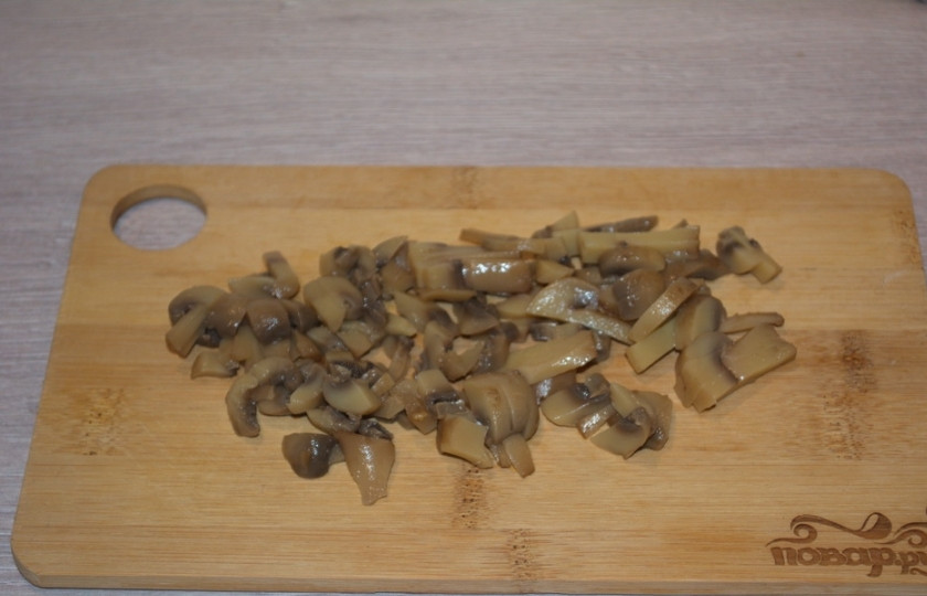 1. Этап. Салат Елочка: Маринованные шампиньоны нарезаем небольшими кусочками.