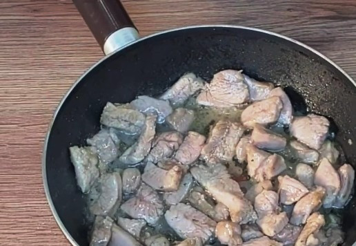 1. Этап. Индейка с грибами на овощной подушке: 10. На разогретом растительном масле, на среднем огне, но не слабом, обжариваем кусочки индейки до бела, но не до румяности, минут 5!