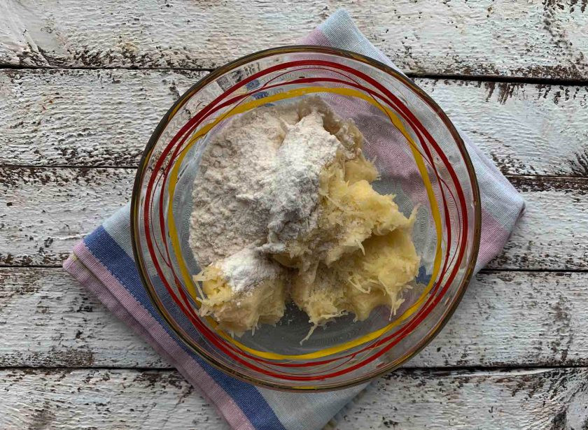 1. Этап. Белорусские клецки: Картофель соедините с солью и мукой. Должно получиться достаточно плотное тесто.