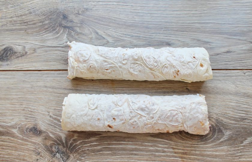 1. Этап. Рулет из лаваша с творогом и вишней: Сверните лаваш с творогом и вишней в плотный рулет. Можете оставить один длинный рулет или разрежьте на две половинки.