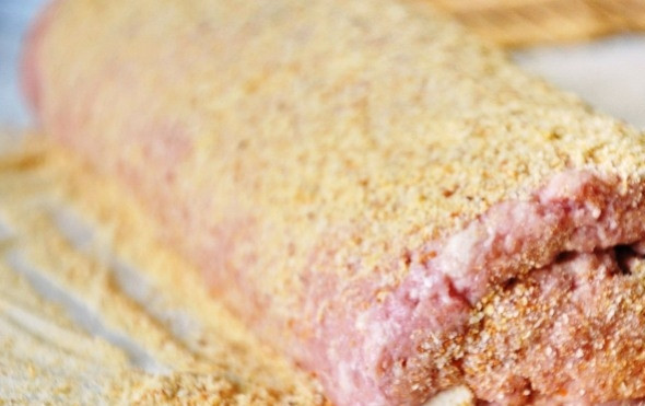 1. Этап. Мясной рулет с черносливом и орехами: 7. С помощью пленки аккуратно заворачиваем рулет, обваливаем его в панировочных сухарях.