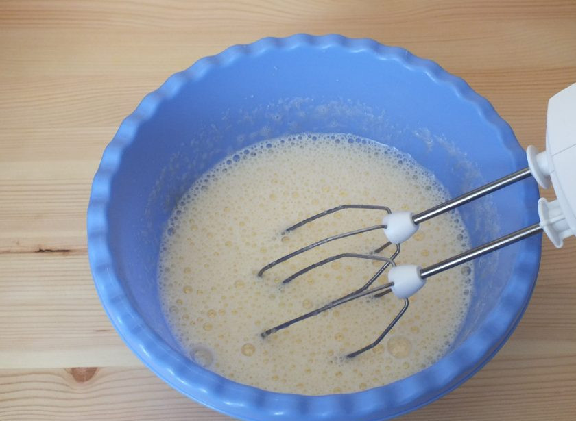 1. Этап. Творожный заливной пирог: Взбейте яйца и 110 грамм сахара в пену.