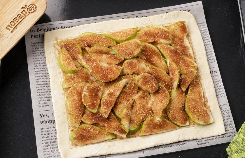 1. Этап. Пирог с грушей из бездрожжевого теста: Смажьте груши оставшимся маслом и посыпьте сахаром по вкусу. У меня тростниковый, но можно взять обычный сахар.