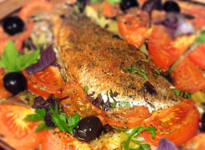 1. Этап. Морской окунь запеченный: Блюдо готовится от 45 минут до 1 часа. В это время рыбка приобретет восхитительную корочку и по квартире начнет раздаваться приятный рыбный аромат. Готовое блюдо подаем к столу (можно прямо в форме для выпекания), украсив зеленью и маслинами. Приятного аппетита!