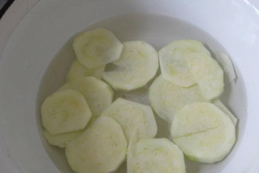 1. Этап. Кабачковое пюре на зиму: 3. Отправляем их вариться в слегка подсоленную воду. Варим на слабом огне не более 15 минут, после чего сливаем воду и даем немного остыть. Пока кабачок остывает, стерилизуем банки и крышки для консервации.