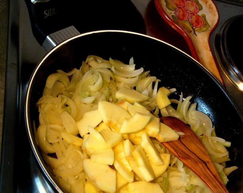1. Этап. Тюрингский луковый суп: Затем добавляем к луку яблоки, перемешиваем и продолжаем тушить на медленном огне.