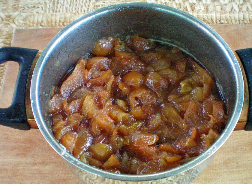 1. Этап. Густое грушевое варенье: Готовим на малом огне около часа. Возможно, 1 час 30 минут (в зависимости от сорта груш). Когда варенье становится гуще, его нужно периодически перемешивать.