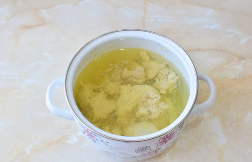 1. Этап. Салат Восторг с корейской морковью: Куриное филе предварительно отварите в кипящей подсоленной воде 25-30 минут. Затем извлеките его из бульона и остудите.