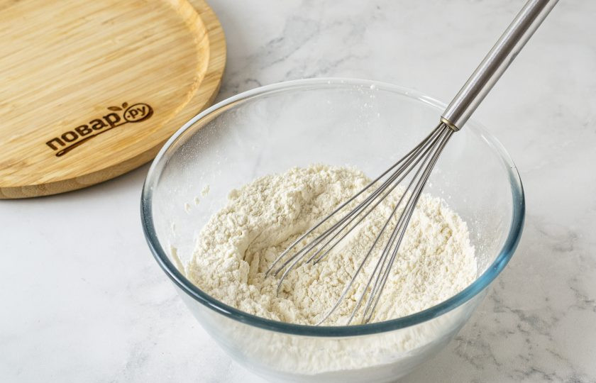 1. Этап. Индийские самосы: В глубокой миске смешайте муку с щепоткой соли.