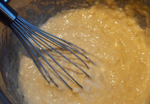 1. Этап. Кляр для кабачков с майонезом: 2. Сделаем кляр. Для этого смешаем яйцо, майонез, специи и измельченный чеснок. Окунаем каждый кусочек в кляр и ложкой выкладываем на сковородку.