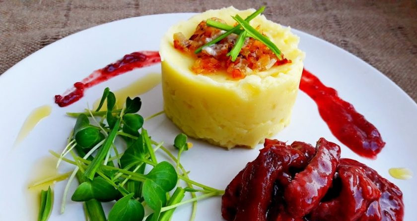 1. Этап. Мясо в вишневом соусе: 4. Томите мясо под крышкой в течение 40-50 минут, периодически перемешивая его. Приятного аппетита!