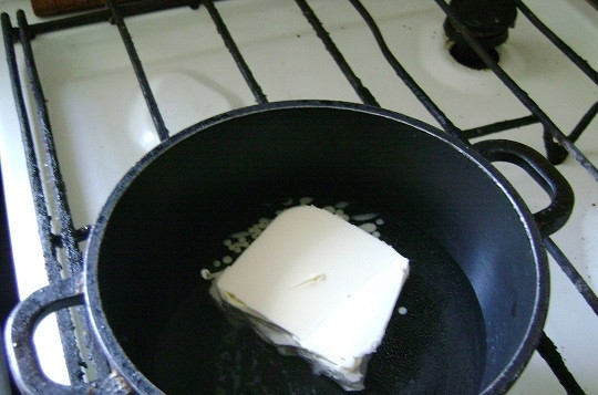 1. Этап. Поленница из заварного теста: 2. На плите растопите сливочное масло и влейте воду.