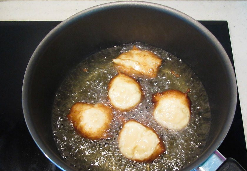 1. Этап. Банановые шарики во фритюре: 4. В кипящем масле обжарьте шарики до золотистого цвета.