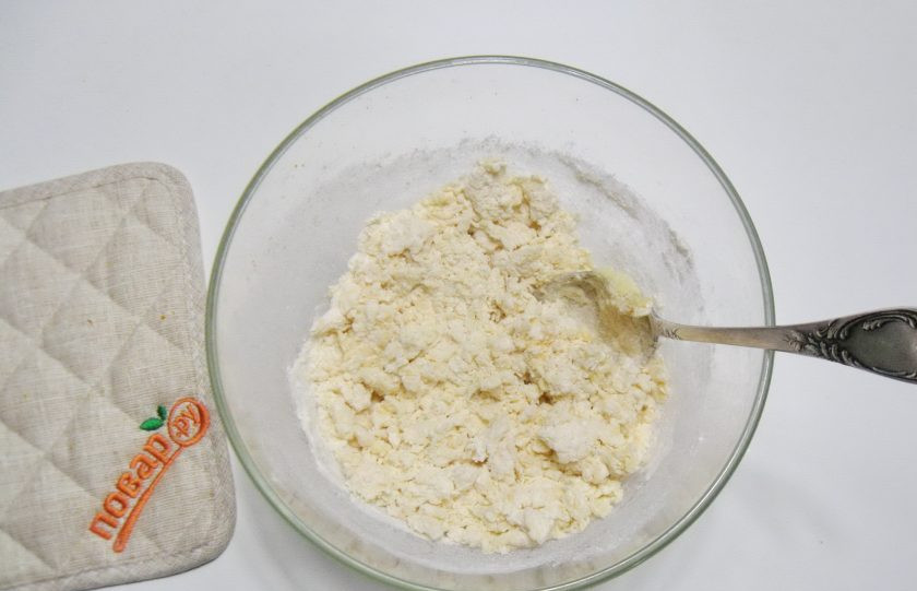 1. Этап. Итальянский хворост: Перемешайте все ингредиенты руками до состояния крошки.