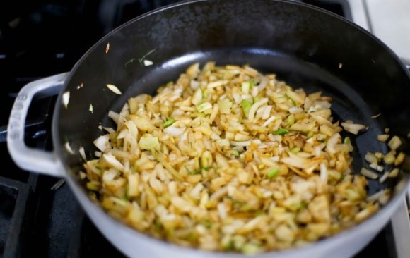 1. Этап. Жаркое с рыбой и морепродуктами в томатном соусе: 1. В кастрюле разогрейте оливковое масло. Выложите измельченный лук, фенхель, чеснок и обжарьте пару минут, помешивая.