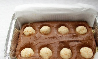 1. Этап. Пляцок: Сверху распределите шоколадное тесто. Затем распределите творожные шарики.