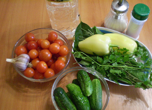 1. Этап. Закатка овощного ассорти: Все овощи и зелень тщательно вымыть и подготовить к консервации. Также приготовьте стерильные банки и крышки.