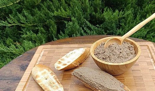 1. Этап. Паштет из печени индейки для пикника: На теплый, хрустящий багет - намазать паштет.