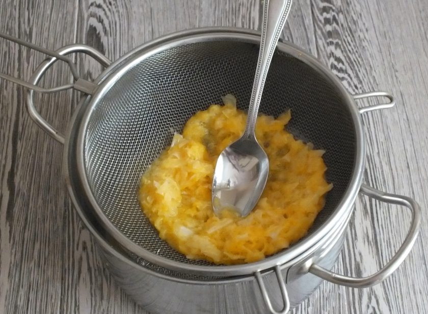 1. Этап. Джем Серенада: Возьмите кастрюлю с толстым дном. Вложите дуршлаг, переложите измельченные цитрусовые. Перетрите ложкой. Нам потребуется только сок.