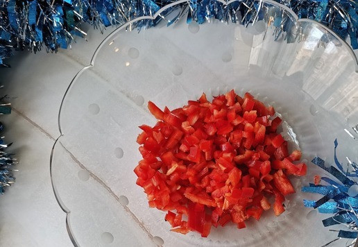 1. Этап. Салат Русалочьи бусы: Заранее отварить нут или взять консервированный, что значительно ускорит процесс приготовления. Зелень и перец вымыть и обсушить бумажным полотенцем. Красный болгарский перец мелко нарезать.