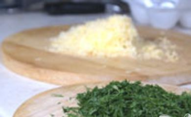 1. Этап. Сырный кекс с укропом: 3. Измельчите зеленый укроп и добавьте в контейнер. Программа, которую надо выбрать, – «Кекс», корочка – «темная». Нажмите на «Старт». Наш кекс будет полностью готов через полтора часа.