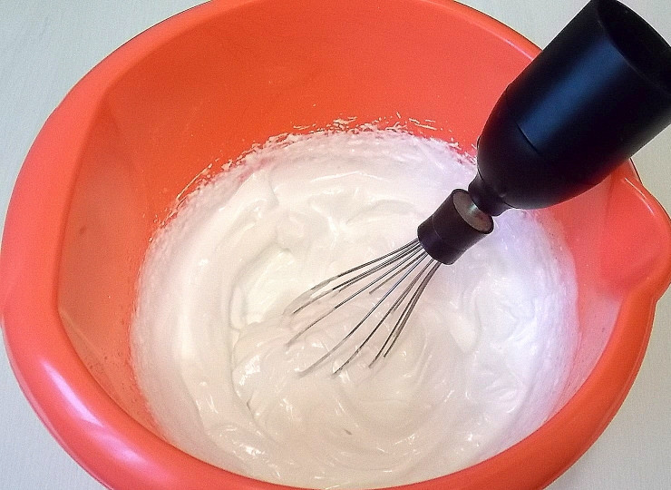 1. Этап. Меренговый рулет с малиной: Взбейте белки с лимонным соком до плотных пиков.