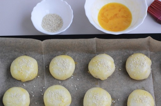 1. Этап. Ленивые мини пирожки с индейкой: Выложите мини пирожки на противень застеленный пекарской бумагой, смажьте яйцом, посыпьте кунжутом.