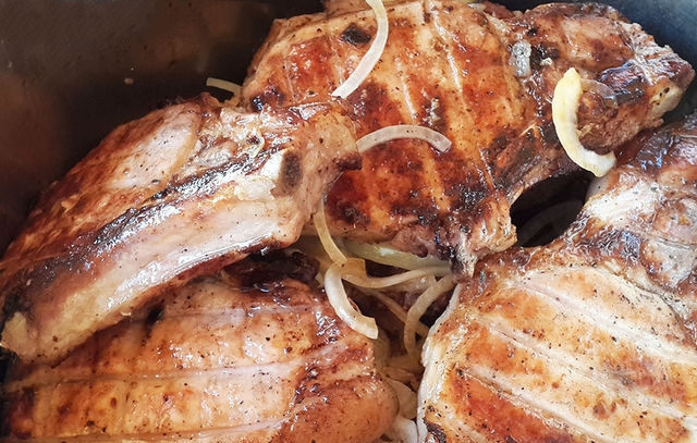 1. Этап. Маринад для свиного шашлыка: Жарим свинину в луковом маринаде на большой решетке около 40 мин. Следим, чтобы лук не подгорал. Прямого огня не допускаем. Приятного аппетита!