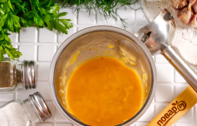 1. Этап. Соус из персиков к мясу: Перелейте содержимое емкости в высокий стакан для блендера и измельчите все в течение 1-2 минут.