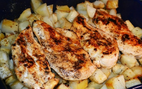 1. Этап. Куриная грудка с картофелем: 8. Достаньте из духовки картофель, снимите фольгу и выложите поверх него куриные грудки.