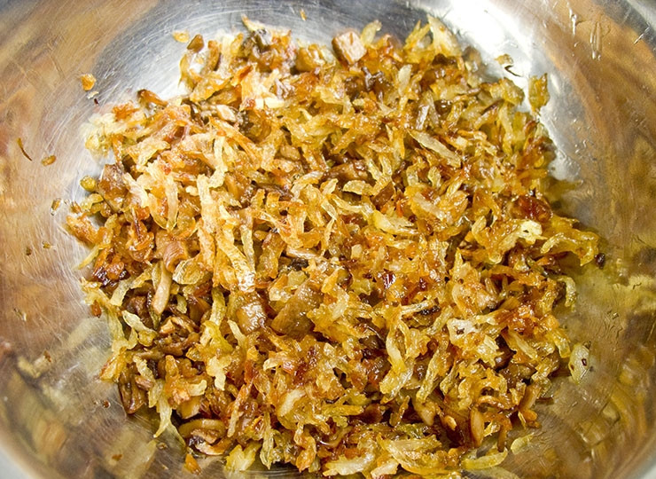 1. Этап. Картофельное пюре без масла: Репчатый лук очистите и мелко нарежьте. В сковороду добавьте пять столовых ложек воды, засыпьте туда сахар. Дождитесь, пока он растворится. Затем выложите в сковороду лук, обжарьте его до золотистого цвета, выпарьте лишнюю влагу.