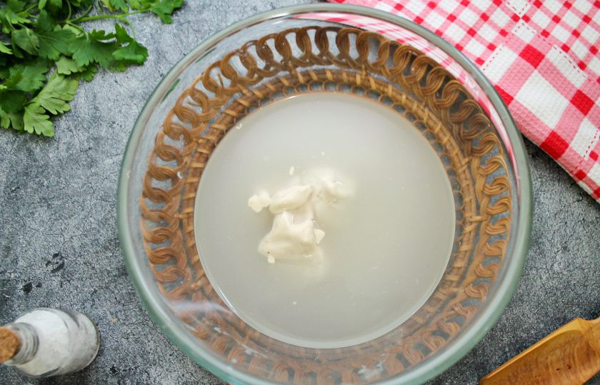 1. Этап. Пирожки с мясом и картошкой в духовке: В теплую воду выложите свежие дрожжи, соль сахар и перемешайте до однородности и растворения. Разбейте в массу яйцо и влейте растительное масло, перемешайте до однородности.