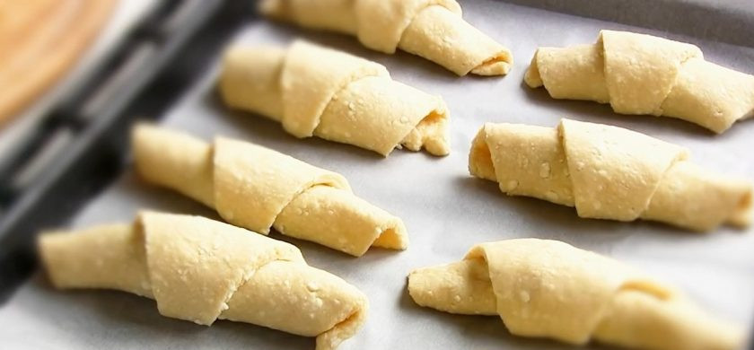 1. Этап. Очень простой рецепт рогаликов: 3. Разрежьте пласт на 16 треугольников, на широкий край каждого выложите повидло. Сверните треугольники в форме рогаликов и выложите на противень, покрытый пергаментом.