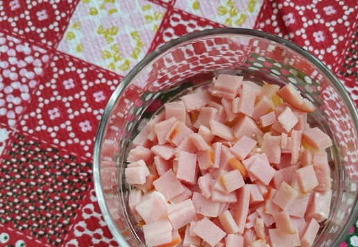 1. Этап. Салат Краски осени: Следом - кубики ветчины.