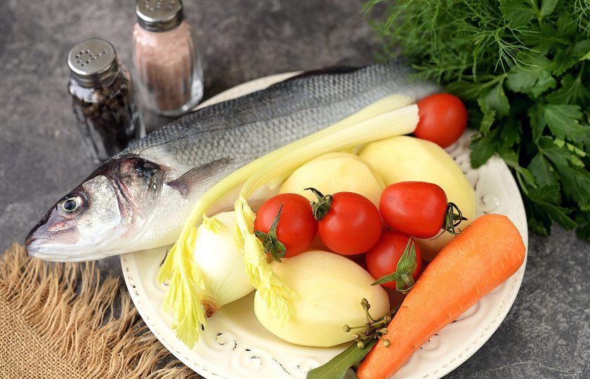 1. Этап. Уха из сибаса: Подготовьте необходимые ингредиенты для приготовления ухи. Лук, картофель и морковь почистите, помойте.