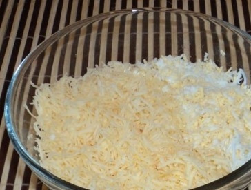 1. Этап. Слоеный сырный пирог: Натереть на мелкой терке вареные яйца и сыр.