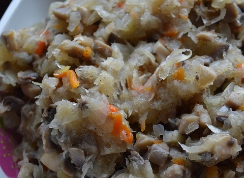 Домашние пирожки с капустой и грибами в духовке 1. Этап. Домашние пирожки с капустой и грибами в духовке: Добавляем грибы с луком к капусте, перемешиваем и доводим начинку до вкуса, добавив соль, черный молотый перец.