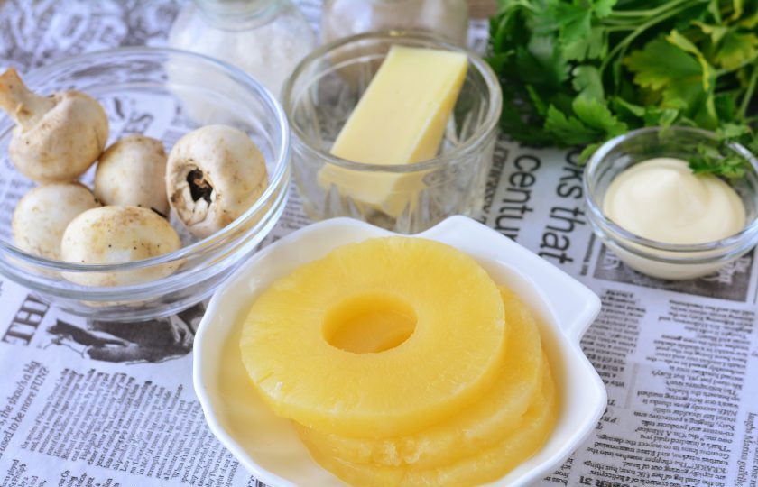 1. Этап. Ананасы под сыром в духовке: Подготовьте все ингредиенты.