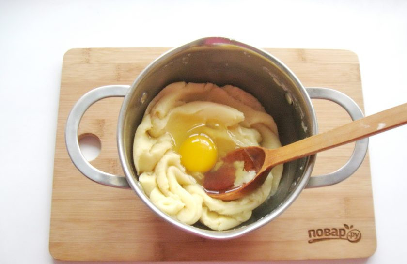 1. Этап. Торт Сент-Оноре: Получившуюся смесь немного охладите и по одному добавьте три яйца.