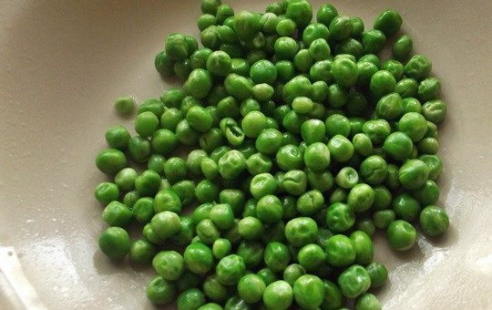 1. Этап. Курица с горохом: При использовании замороженного горошка его нужно насыпать в жаропрочную посуду и обдать кипятком.