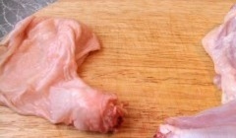 1. Этап. Фаршированный окорок куриный: 1. Промываем мясо, и срезаем лишний жир и жилы. Острым ножом снимаем кожу с окорочка, выворачиваем ее и срезаем вместе с костью.