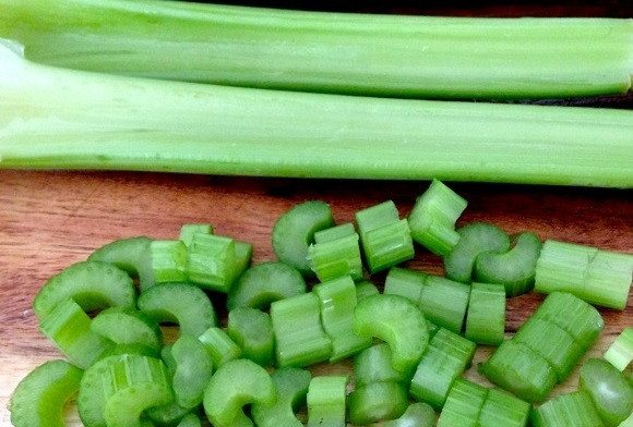 1. Этап. Куриный суп с овощами и макаронами: 3. Вымойте сельдерей и нарежьте небольшими кусочками.
