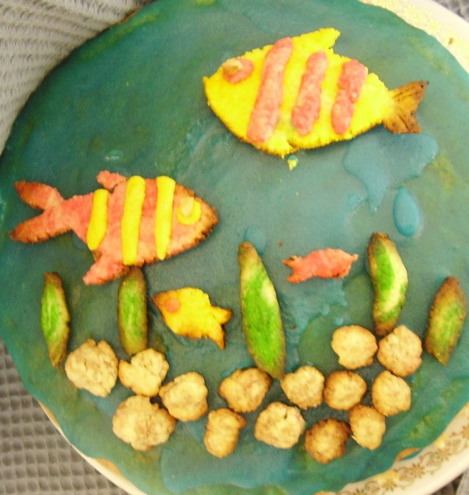 1. Этап. Торт Аквариум: 5. Смазываем хорошенько все коржи, а сверху выкладываем мастику (края также обертываем маршмелоу). Мастика может быть различного цвета - по вашему усмотрению, фантазии и желанию.